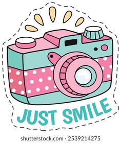 Linda cámara retro en color turquesa y rosa con una gran sonrisa para inspirar alegría y positividad. Captura los momentos de la vida con estilo con esta cámara feliz