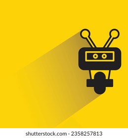 lindo robot con sombra sobre fondo amarillo