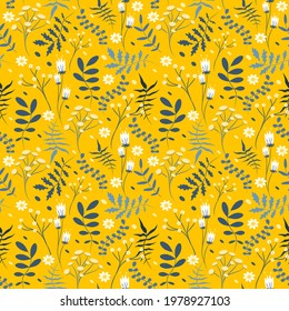 adorable patrón sin costura con flores dibujadas a mano, hierbas en amarillo. fondo veraniego de estilo plano. patrón de impresión en tela, ropa, papel de envoltura