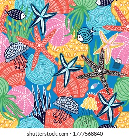 Cute seamless pattern with jellyfish, shells, fish, starfish and algae.