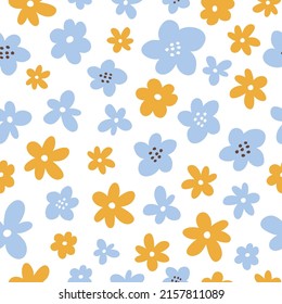 Rein nahtloses Muster mit gelben und blauen Blumen. Vektorgrafik im handgezeichneten Flachstil. Perfekt für Druck, Dekorationen, Tapeten, Verpackungspapier, Karten. Einfaches botanischer Hintergrund. 