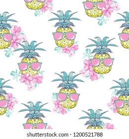 Cute seamless print with pineapples
