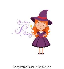 かわいい小さな魔女は魔法の杖で呪文をかぶる 紫のドレスと帽子を着た赤毛の若い女の子 白い背景にベクター平面の漫画イラスト のベクター画像素材 ロイヤリティフリー