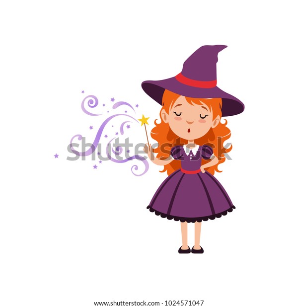 かわいい小さな魔女は魔法の杖で呪文をかぶる 紫のドレスと帽子を着た赤毛の若い女の子 白い背景にベクター平面の漫画イラスト のベクター画像素材 ロイヤリティフリー