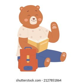 Un oso sonriente lindo sentado y leyendo un libro. Aprendiendo osito de peluche con ilustración vectorial de caricatura de mochila