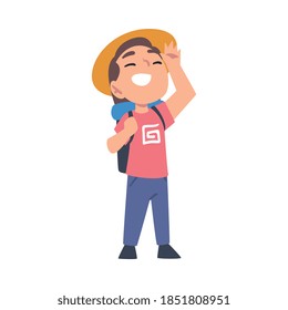 Niño sonriente lindo con sombrero de paja de pie con una mochila con un vector de dibujos animados Ilustración sobre fondo blanco