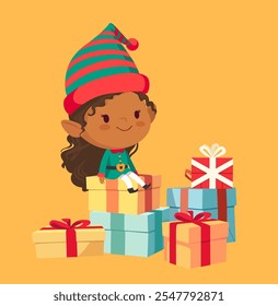 Linda y sonriente elfa de Navidad sentada en regalos decorados con arcos. Niña afroamericana linda feliz en trajes verdes del elfo y pila de regalos