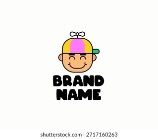 Logo de mascota de niño sonriente lindo que lleva un sombrero de hélice colorido en estilo de dibujos animados simple. Ilustración plana amigable perfecta para marcas de niños, juguetes, educación, juegos y marca de empresa juguetona.