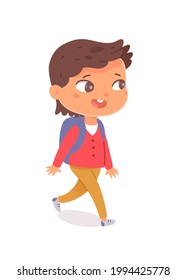 Pequeño y sonriente chico con mochila caminando, vista desde atrás. Niño aislado de fondo blanco. El alumno de la escuela primaria vuelve a estudiar. Carácter vectorial de niño de dibujos animados
