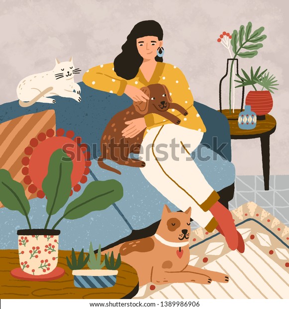 ソファーに座っている可愛い笑顔の若い女の子と犬と猫 家で動物と過ごす愛らしい女性 幸せなペットの飼い主のポートレート 平らなカートーンのベクターイラスト のベクター画像素材 ロイヤリティフリー