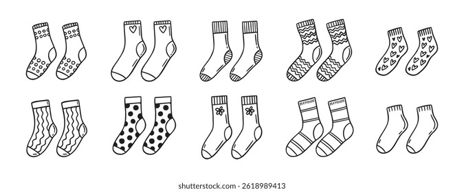 Meias bonitas doodle conjunto de ícone desenhado à mão. Coleção de símbolos de clipart de linha de meias bonitos de desenho de contorno. Ilustração vetorial