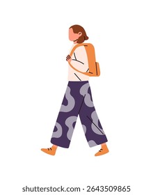 Estudante bonito com mochila vai para a vista lateral da escola. O garoto carrega a bolsa de escola. A menina feliz está correndo para estudar, aprendendo na lição. Ilustração de vetor isolado plano sobre fundo branco