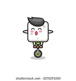 El lindo personaje del cubo de azúcar está montando una bicicleta de circo, diseño de estilo lindo para camisetas, pegatinas, elemento logo