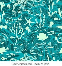 El mar de verano es suave y suave, con algas, conchas y peces. Vida marina de un arrecife tropical: habitantes subacuáticos, peces estrella, mariscos y algas en un fondo azul