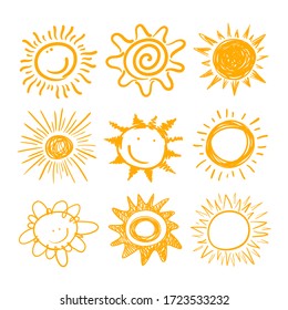 Conjunto de ícones bonitos do sol. Coleção de emoticons de doodle infantil amarelo. Sol sorridente com raios solares Cartoon mão desenhados personagens isolados no fundo branco. Elemento de design de impressão de camiseta. Ilustração vetorial