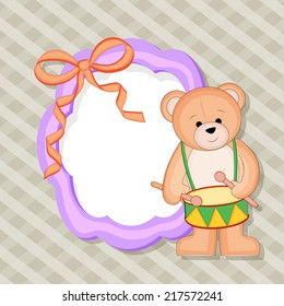 Oso de peluche lindo tocando tambor con espacio en blanco para tu mensaje sobre fondo gris abstracto. 