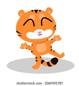 Ein süßer Tigerbecher steht. Der orangefarbene Tigerbecher lächelt. Der Schatten ist grau unter dem Tiger. Tiger steht und lächelt auf weißem Hintergrund.