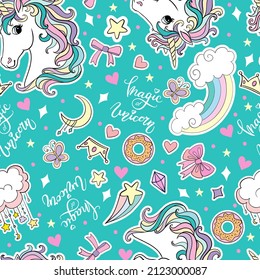 Cabezas de unicornio, letras y elementos mágicos y arcos sin fisuras sobre fondo turquesa. Ilustración vectorial para papel impreso, papel pintado, diseño, decoración, artículos, ropa de cama y prendas de vestir