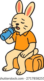 Una linda Ilustración vectorial de un conejo de dibujos animados agotado sentado en una bolsa de deporte y bebiendo agua de una botella azul. Vestido con un polo naranja, este personaje representa la hidratación, la recuperación y la forma física. Perfecto para blogs de salud, bebidas energéticas deportivas y contenido de bienestar para niños