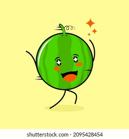bonito personaje de sandía con expresión feliz, correr, dos manos arriba y ojos brillantes. verde y amarillo. adecuado para emoticono, logotipo, mascota