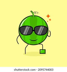 süße Wassermelonenfigur mit Lächelung, schwarze Brille, ein Bein aufgezogen und eine Hand hält eine Brille. grün und gelb. geeignet für Emotionen, Logos, Maskottchen oder Aufkleber