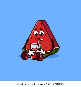 Cute Watermelon, personaje de la fruta sentado con zumo de sandía. Icono de carácter de fruta aislado. Emoji Sticker. estilo de dibujos animados planos Vector