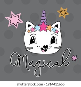 Cute cara de gato blanco con cuerno de unicornio sobre el polka puntos de fondo ilustración vectorial. Gracioso gato unicornio con estrellas y texto mágico.