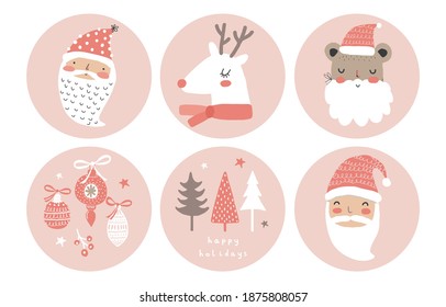 Bonitas etiquetas vectoriales de vacaciones de invierno con renos blancos divertidos, Santa Claus y baubles, árboles de Navidad aislados en un fondo rosado palstel. La Mano Infantil Dibuja Decoraciones De Navidad. 