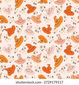 Lindos sombreros de bruja con caras y destellos dispersos formando un lindo patrón de vacaciones en colores de naranja, amarillo, negro y rosa sobre fondo beige. Patrón de Vector sin costuras de Halloween. Ideal para la decoración del hogar, tela, Fondo de pantalla, envoltura de regalo, papelería, proyectos de diseño de embalaje.

