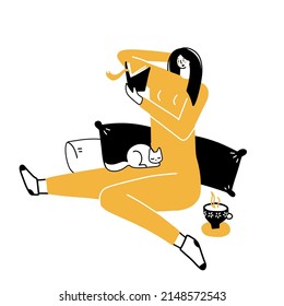 Mujer linda leyendo el libro de pijamas cómodamente en su cama con té y gato. El concepto de amante de los libros con una chica sentada sobre almohadas. Mujer enfocándose en el libro en las manos. Ilustración vectorial dibujada a mano con doodle.