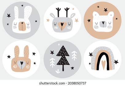 Pegatinas vectoriales de la fiesta de la madera. Juego de etiquetas de fiesta de forma redonda con conejo, ciervo, oso, arcoiris, conejo, estrellas y árboles. Animales de estilo infantil dibujados a mano en un fondo blanco, gris y marrón. 