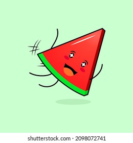 lindo personaje de tajada de wtermelon con sonrisa y expresión feliz, saltar volando, boca abierta y ojos brillantes. verde y rojo. adecuado para emoticono, logotipo, mascota e icono