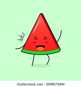 bonito personaje de tajada de wtermelon con sonrisa y expresión feliz, ojos cercanos y una mano arriba. verde y rojo. adecuado para emoticono, logotipo, mascota e icono