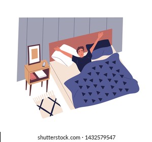 Un joven lindo despertando por la mañana. Carácter masculino tendido en la cama, bostezo y estiramiento. Comienzo de la jornada laboral, vida diaria, actividad diaria. Ilustración vectorial colorida al estilo de las caricaturas planas.