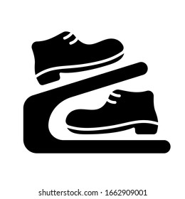 Cutout Silhouette Shoe Rack mit Stiefeln. Umriss Symbol des modernen Doppelspeichers. Schwarze, einfache Illustration von kompakten tragbaren Zwei-Tier-Geräten für Schrank. Flüssige einzelne Vektorillustration auf weißem Hintergrund