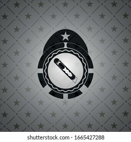 icono de cortador dentro de un emblema oscuro realista