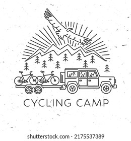 Campo de ciclismo. Ilustración vectorial. Concepto de camisa o logotipo, impresión, sello o tee. Diseño artístico de líneas antiguas con coche y remolque, bicicletas de montaña y silueta de montaña. Aventura al aire libre.