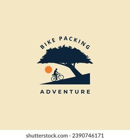 Ciclista bajo la ilustración de un árbol. Logotipo de embalaje para bicicletas al aire libre, icono, camiseta, concepto de diseño de pancartas