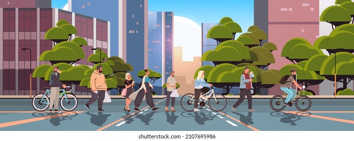Radfahrer und Fußgänger, die die Straße überqueren, moderne Stadtmitte