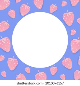 Podio cilíndrico sobre un fondo morado con fresas en un estilo de papel. Vista superior. El podio representa la demostración de productos cosméticos. Burlarse, copiar espacio.