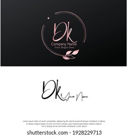 D K DK Escritura manuscrita inicial y logotipo de la firma. Logo inicial del vector de belleza .Moda, boutique, floral y botánica