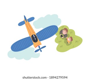 Papá y su hijo lanzan modelo de avión, padre e hijo pasan tiempo juntos al aire libre estilo de dibujos animados Ilustración