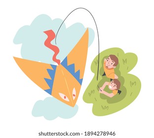 Papa und Son spielen Drachen auf der Wiese, Blick von oben, Mann und Junge schauen auf flying Kite Cartoon-Stil Vektorgrafik