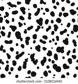 Dalmatian coloration seamless pattern. Black abstract organic blobs on white background. Black dalmatian spots on a white backdrop. Animal print. Vector hand drawn illustration. svg