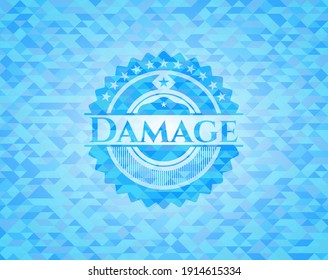 Damage Himmelblau Emblem mit Dreieck Mosaik Hintergrund. 