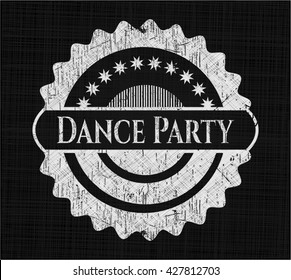 Emblema de tiza del partido de danza escrito en una pizarra
