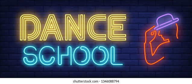 El neón de la escuela de danza con el sombrero tocado. Estudio de danza o diseño de actuación. Señal de neón brillante nocturna, carteles coloridos, banner luminoso. Ilustración vectorial en estilo neón.