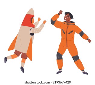 Tanzastronaut, Raumfahrer. Mann gekleidet als Astronaut auf der Party. Ausgerüstet für Ferien im kosmischen Stil. Die Menschen im Weltraum mögen es, Hände zu heben und zu tanzen. Fröhliche Figuren in Kostümen des Weltraumforschers