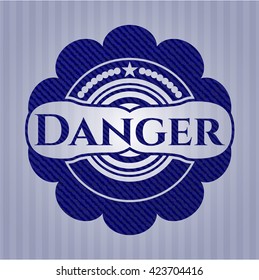 Insignia de peligro con textura jean