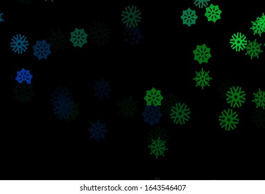Azul oscuro, cubierta vectorial verde con hermosos copos de nieve. Brillante ilustración de color con nieve al estilo de la Navidad. El modelo puede utilizarse para los folletos de año nuevo.